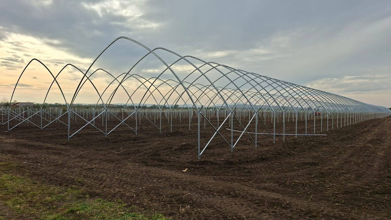Montaż tunelu zblokowanego: ostrołukowe wręgi na nogach z zastrzałami